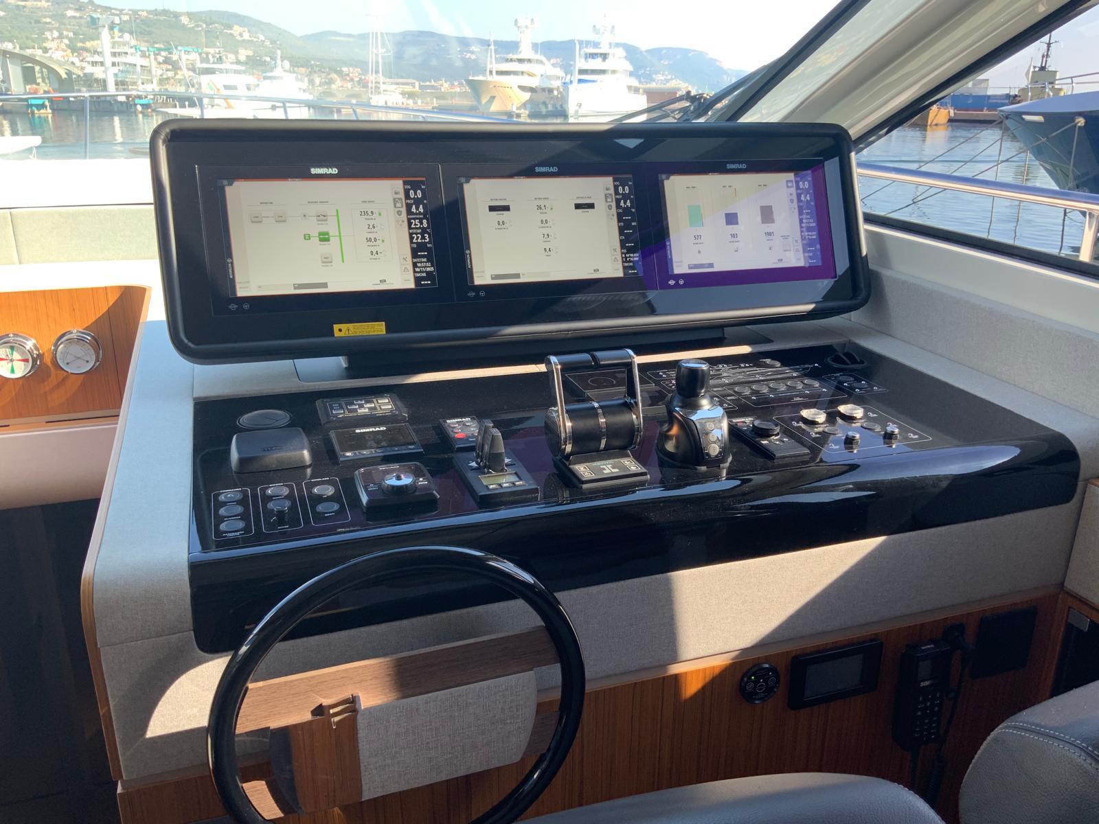 2025 FERRETTI YACHTS 670 